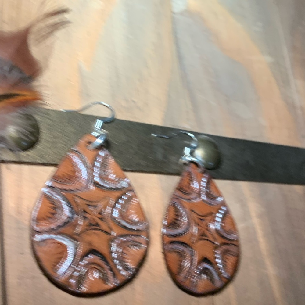 Tooled and antiqued, silver and brown tear drop earrings - Picture 2 of 7